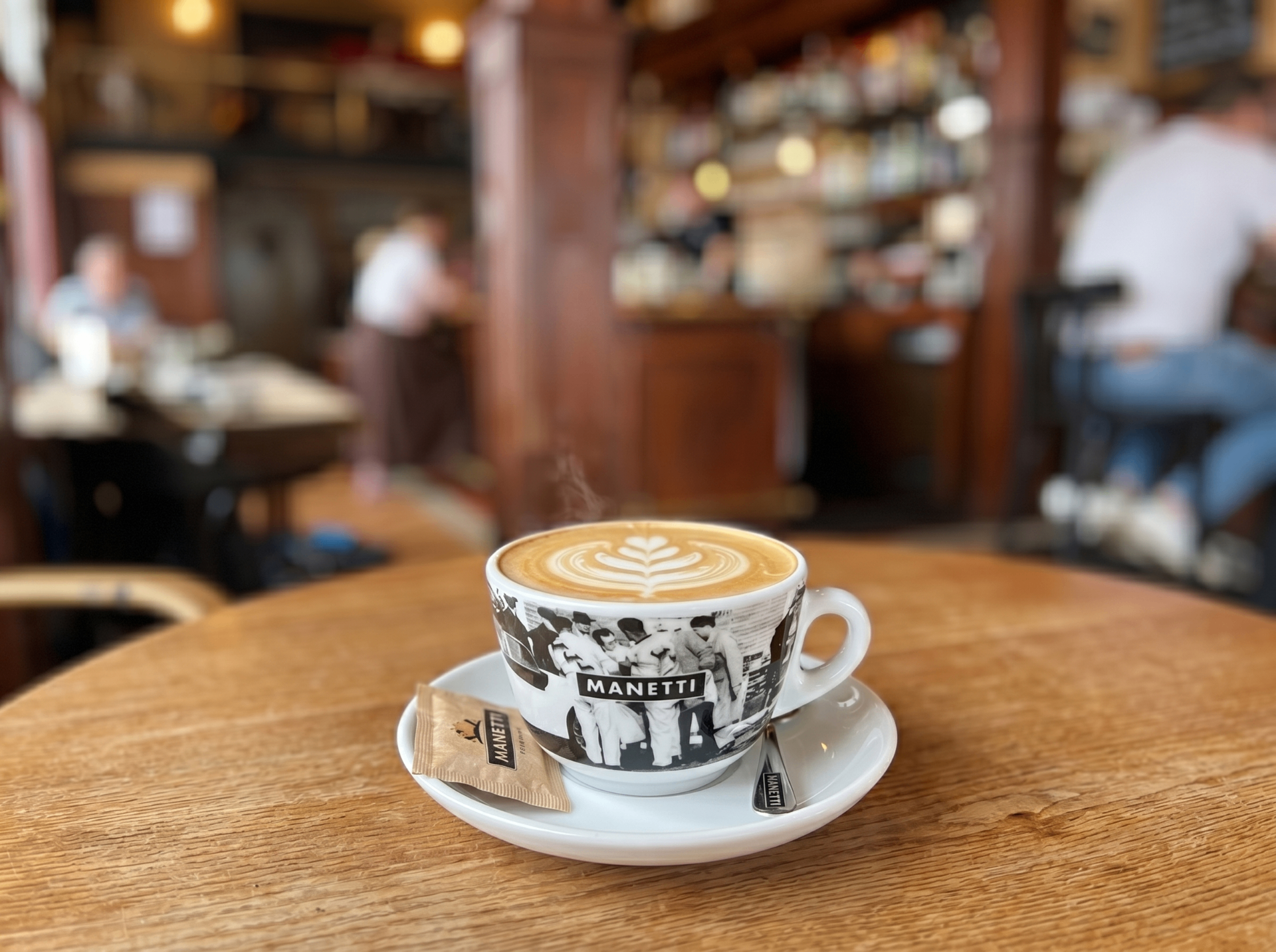 Kop koffie met latte art in Café de Doedel